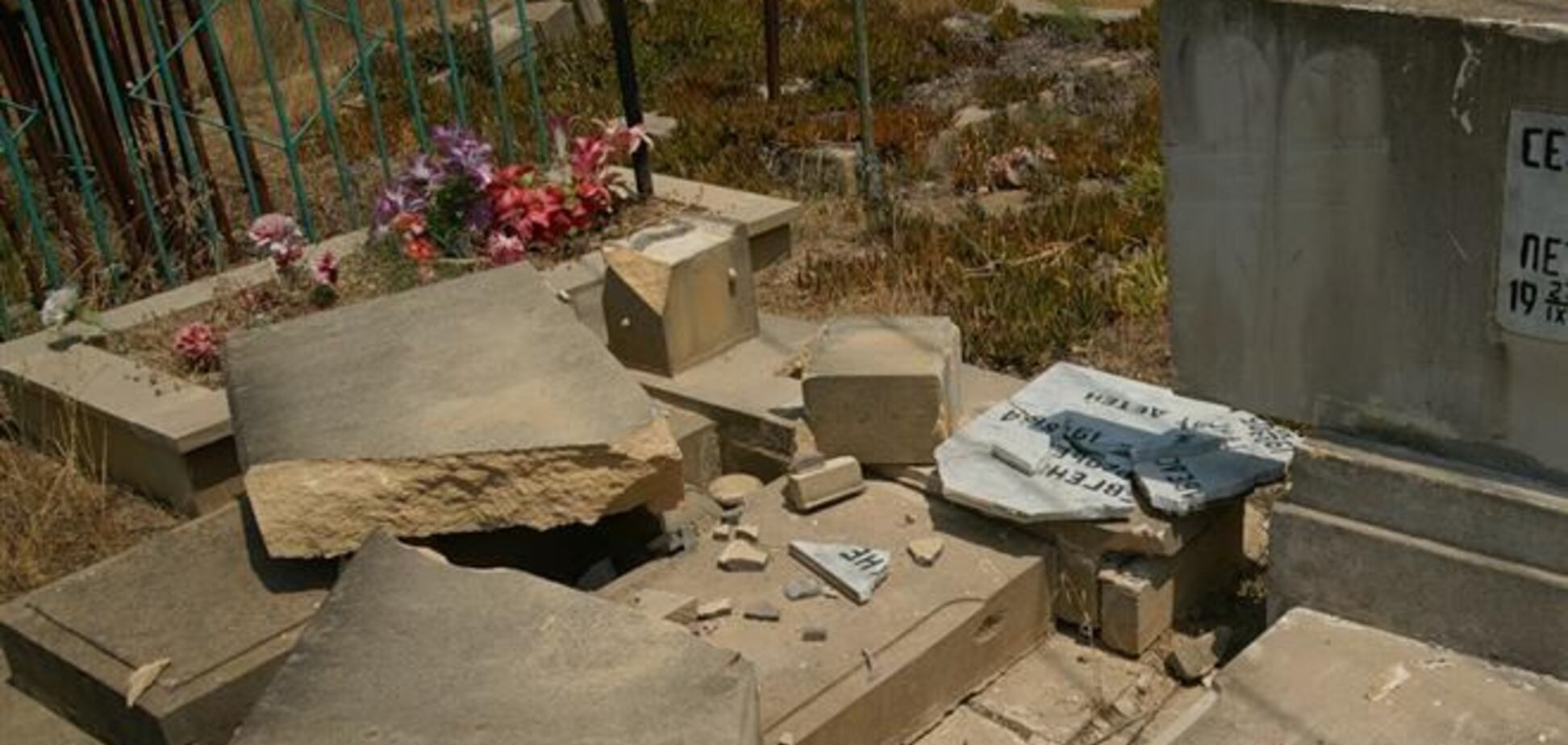 На Луганщине задержали малолетних вандалов, которые разрушили 45 надгробий 
