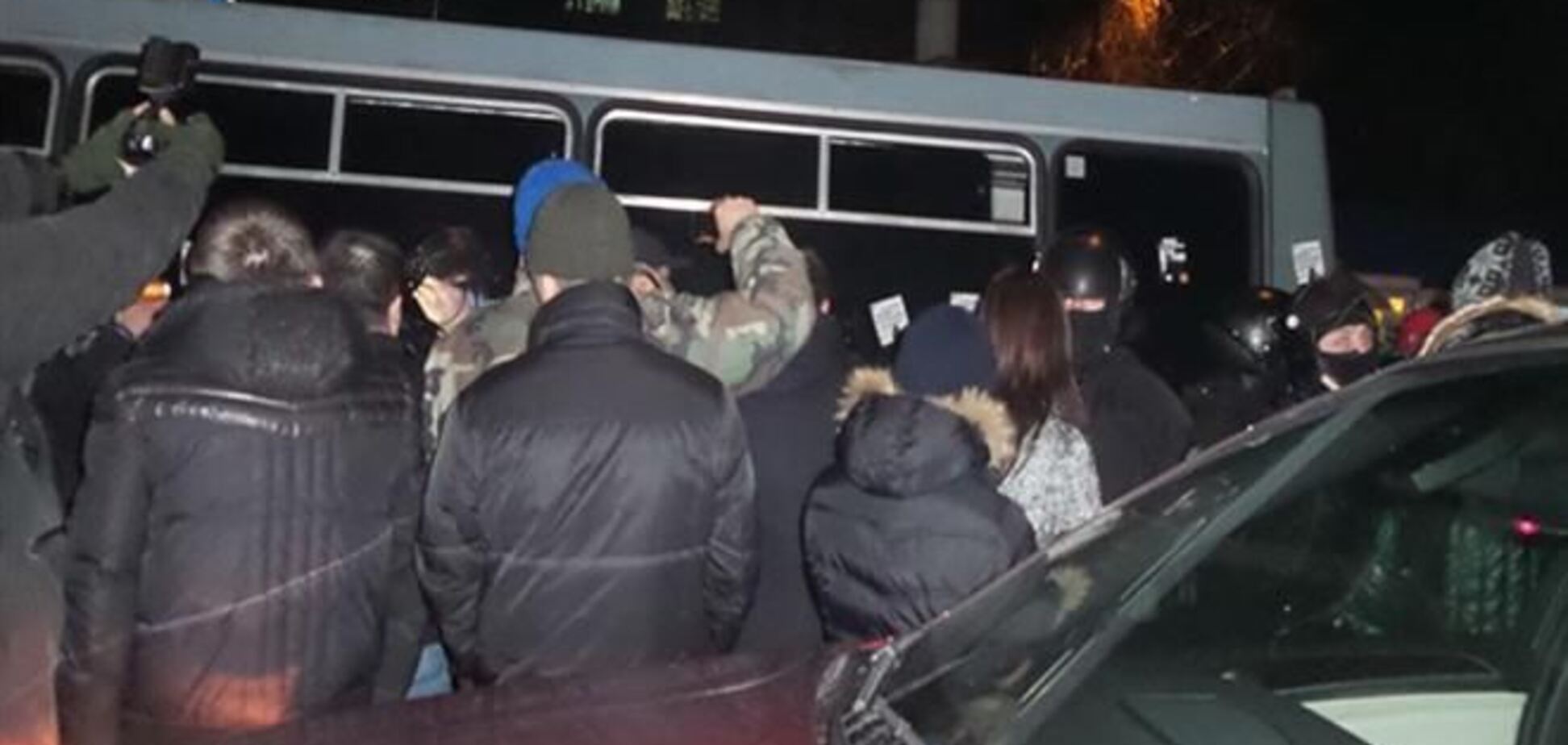 В драке с 'Беркутом' пострадали более 15 человек, среди них – журналисты