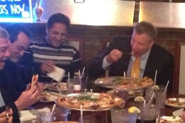 У соцмережах закликали до імпічменту меру Нью-Йорка через його невміння їсти піцу