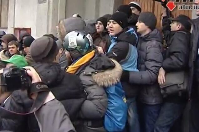 Неизвестные в масках штурмовали церковь, в которой проходил форум Евромайдана