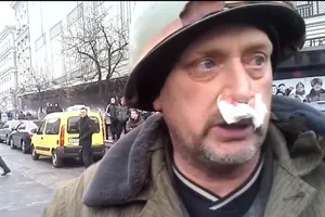 Проплаченный "титушко" избивает мирных протестующих (видео)