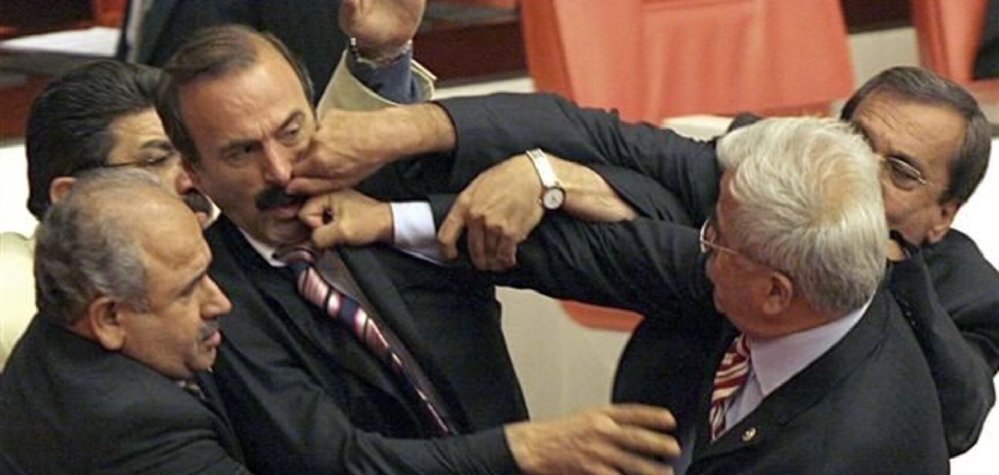 В турецком парламенте вспыхнула драка из-за коррупционного скандала
