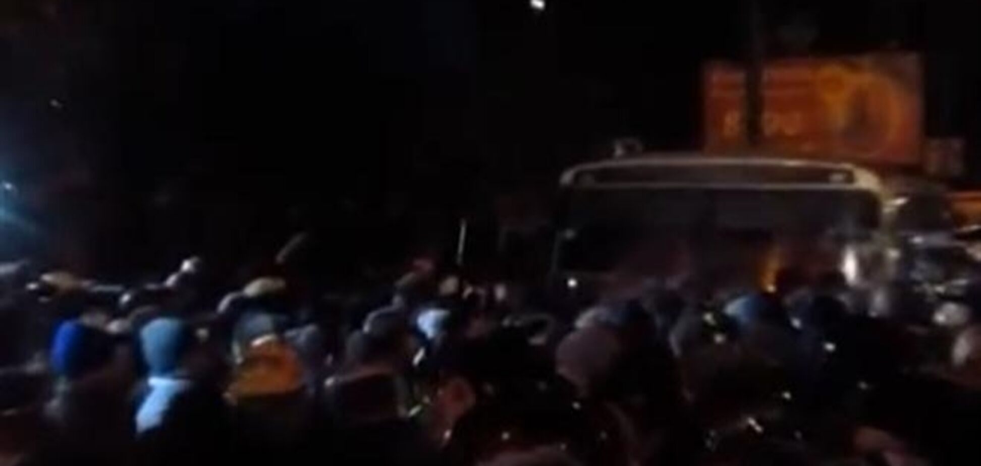 В Сети появилось видео, как под киевским судом провоцировали 'Беркут'