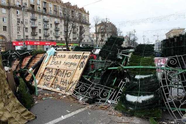 Близько 50 осіб намагалися розібрати барикаду на Хрещатику