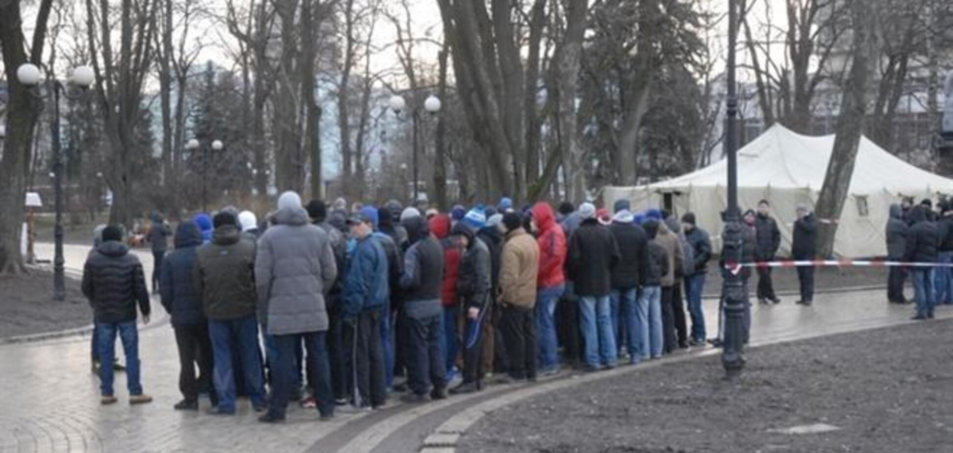 В Мариинском парке ставят палатки активисты 'за наведение порядка в Киеве'