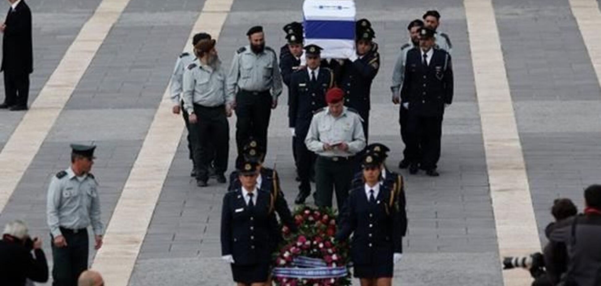 Гроб с телом Шарона занесли в Кнессет