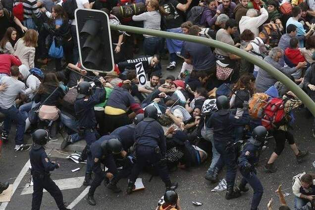 В Испании третий день продолжаются беспорядки: десятки пострадавших