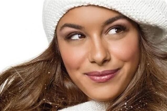 Как сохранить объем волос под шапкой