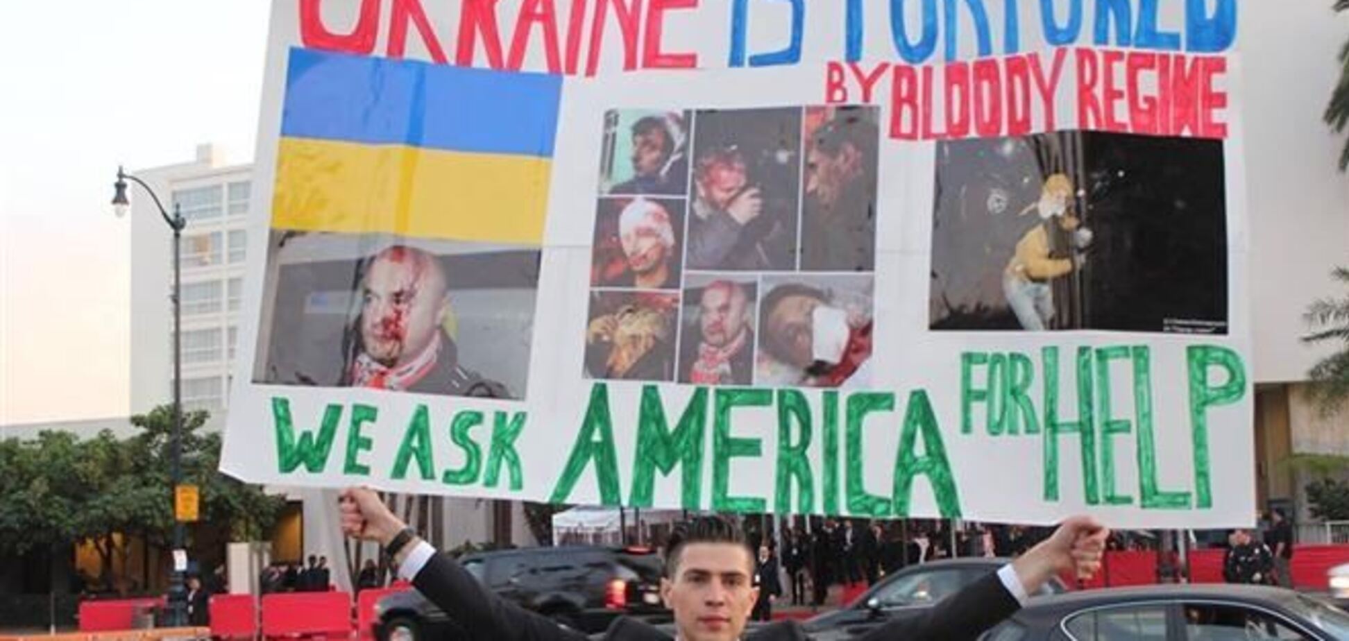 Украинский журналист пришел на 'Золотой глобус' с изображением избитых украинцев