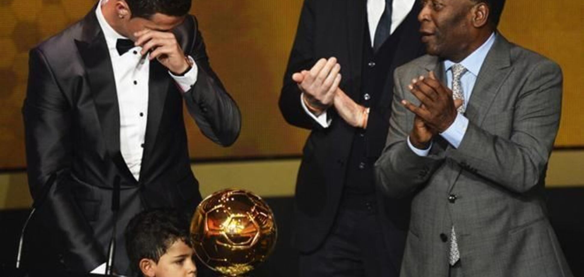 Роналду расплакался, получив 'Золотой мяч'