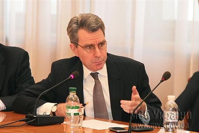 Посол США выразил уважение украинским милиционерам 