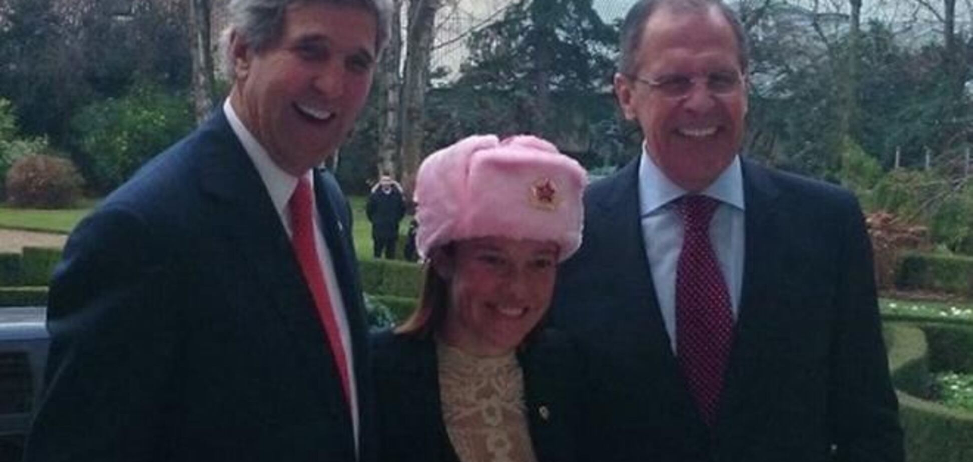 Госсекретарь США подарил россиянам огромную картошку и получил взамен шапку-ушанку