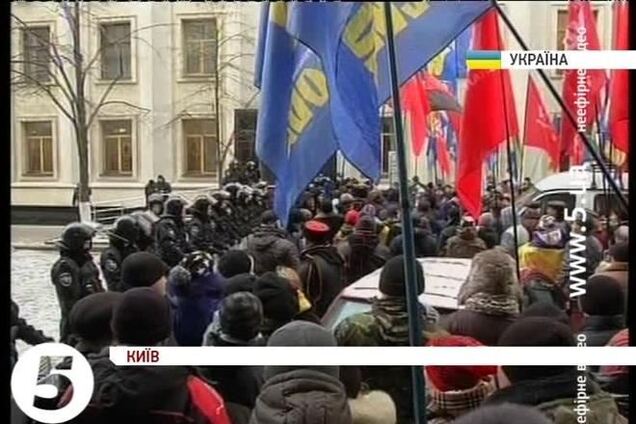 Полторы тысячи евромайдановцев пришли под Администрацию Президента