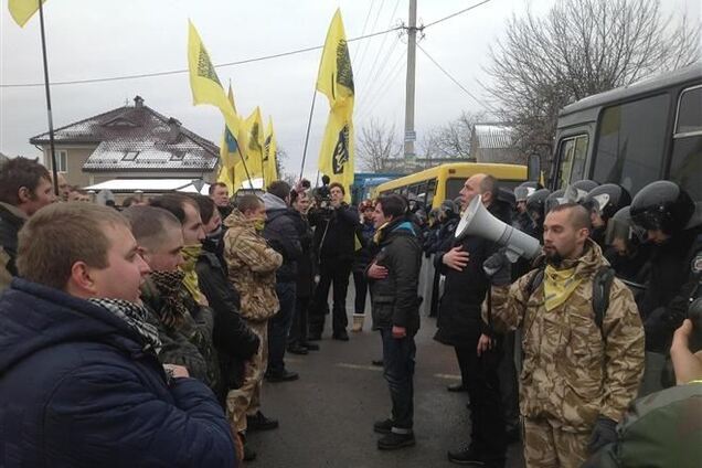 Активисты спели в Межигорье гимн Украины и отправились на Майдан