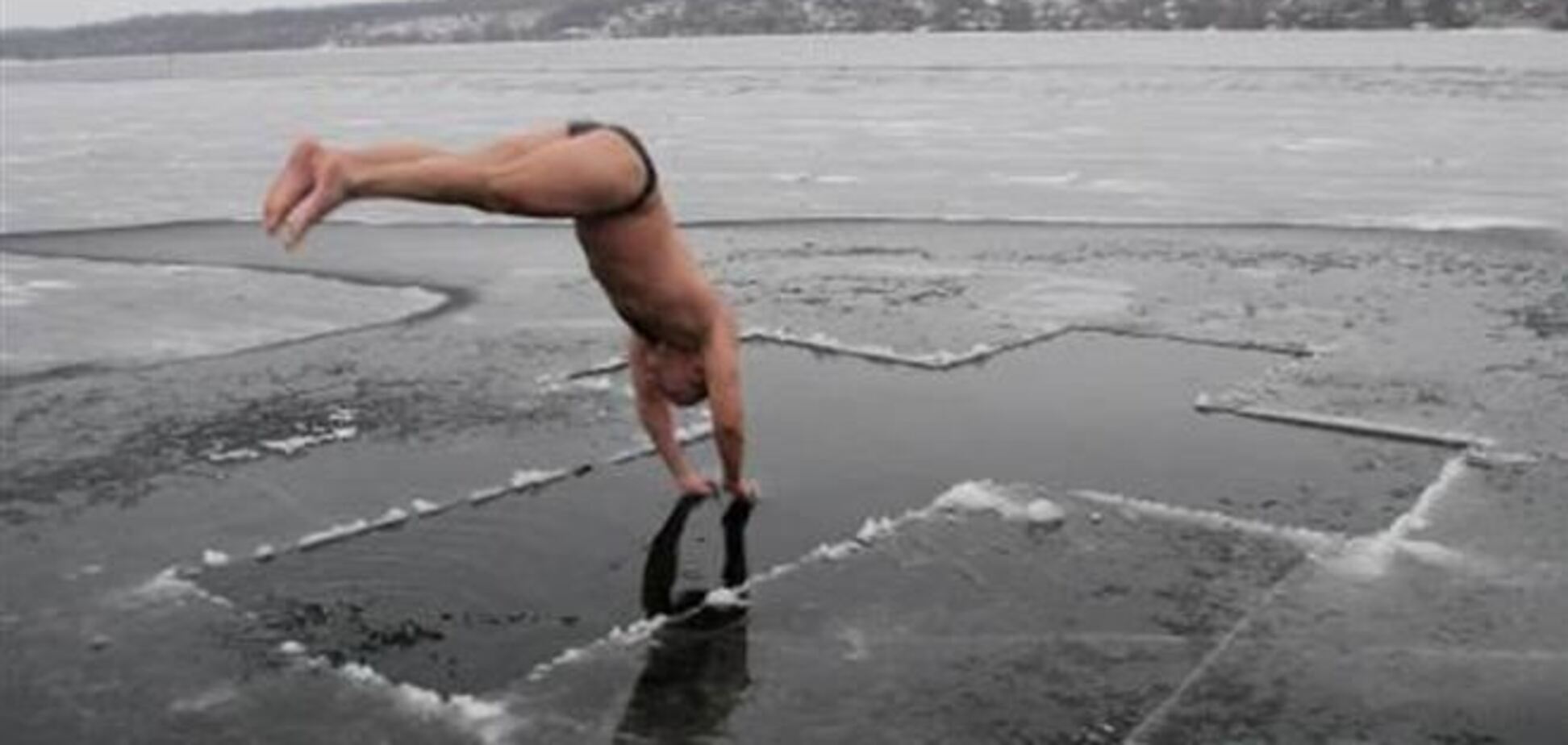 В крещенскую прорубь надо погружаться, а не нырять