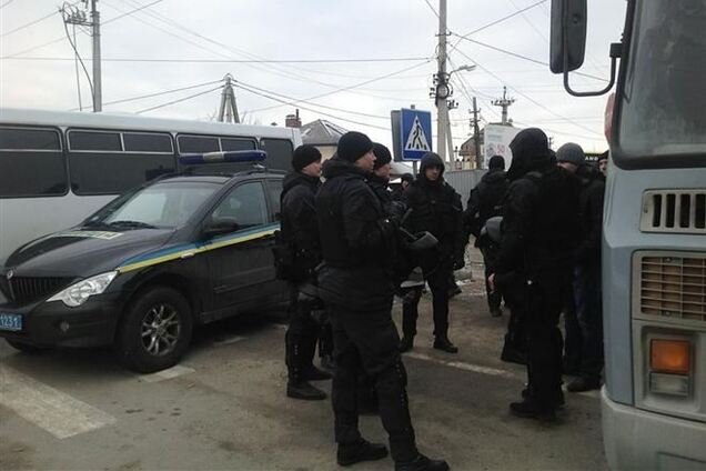 'Люди в черном камуфляже' перекрыли Автомайдану дорогу к Межигорью