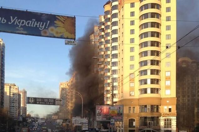 В Киеве горит высотка-новострой