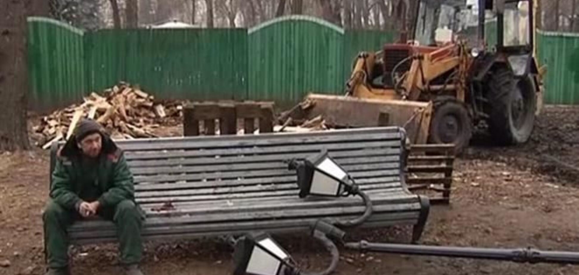Антимайдан платит за уборку мусора в Мариинском парке