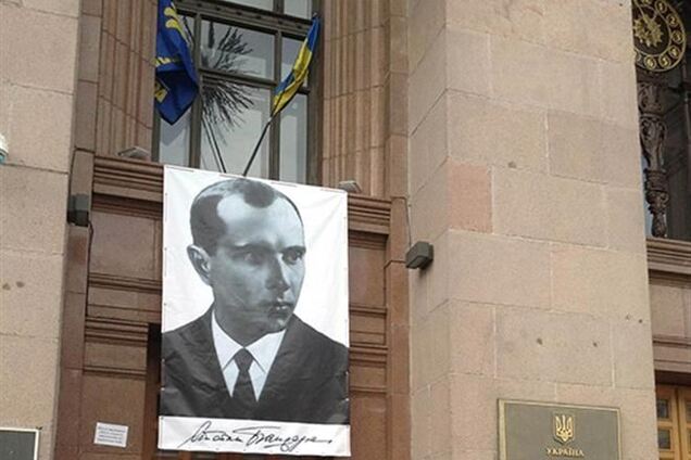 Над входом в КГГА повесили портрет Бандеры