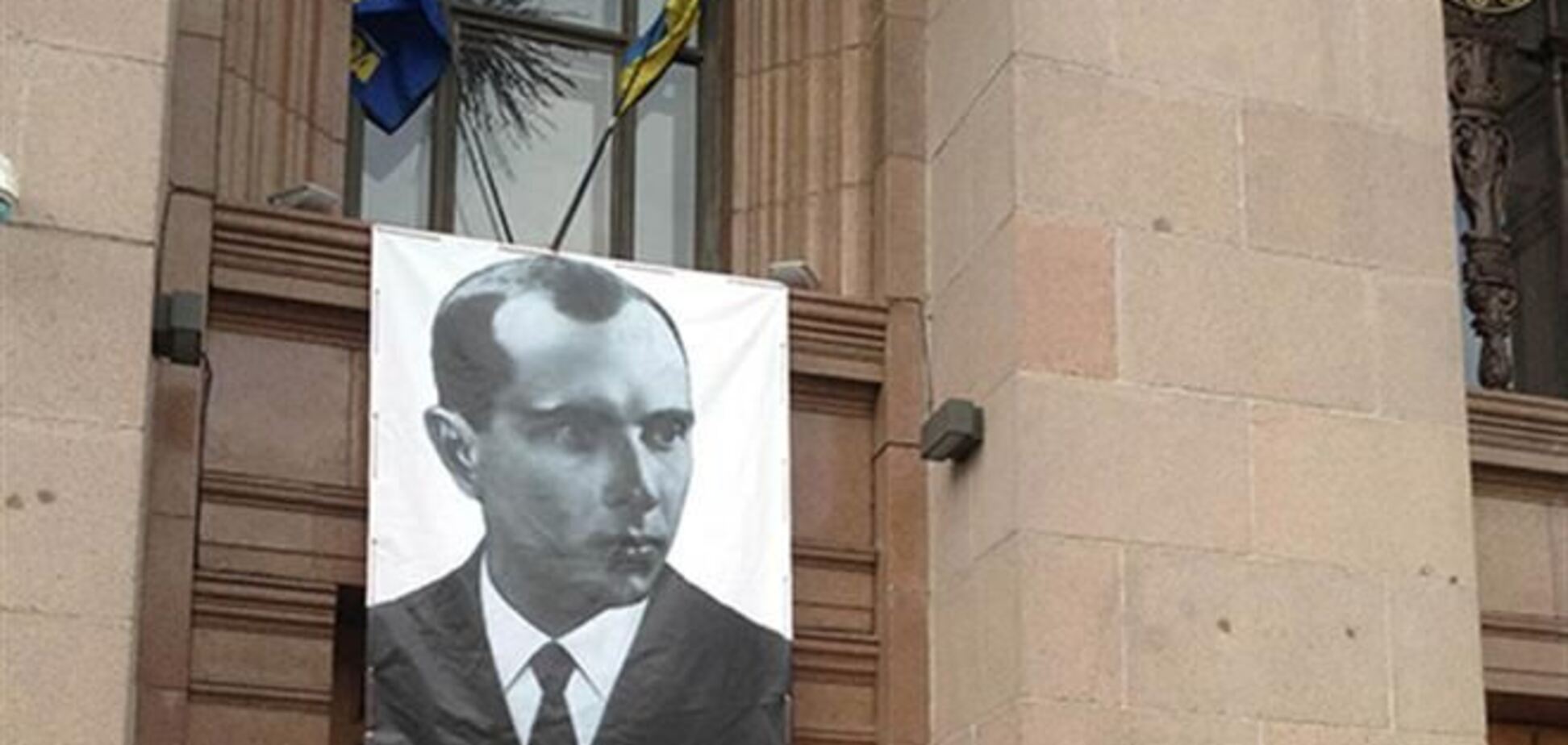 Над входом в КГГА повесили портрет Бандеры