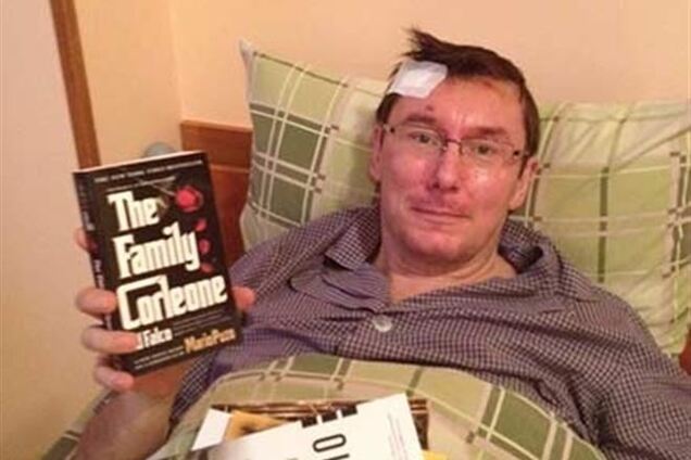 Посол США подарил Луценко книги на английском языке