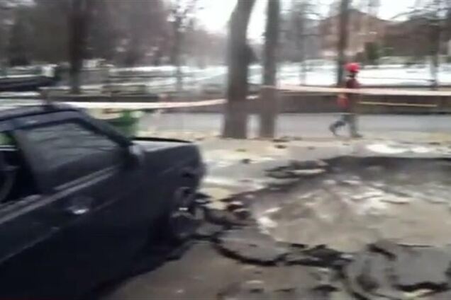 В Киеве из-за прорыва теплосети повреждены автомобили