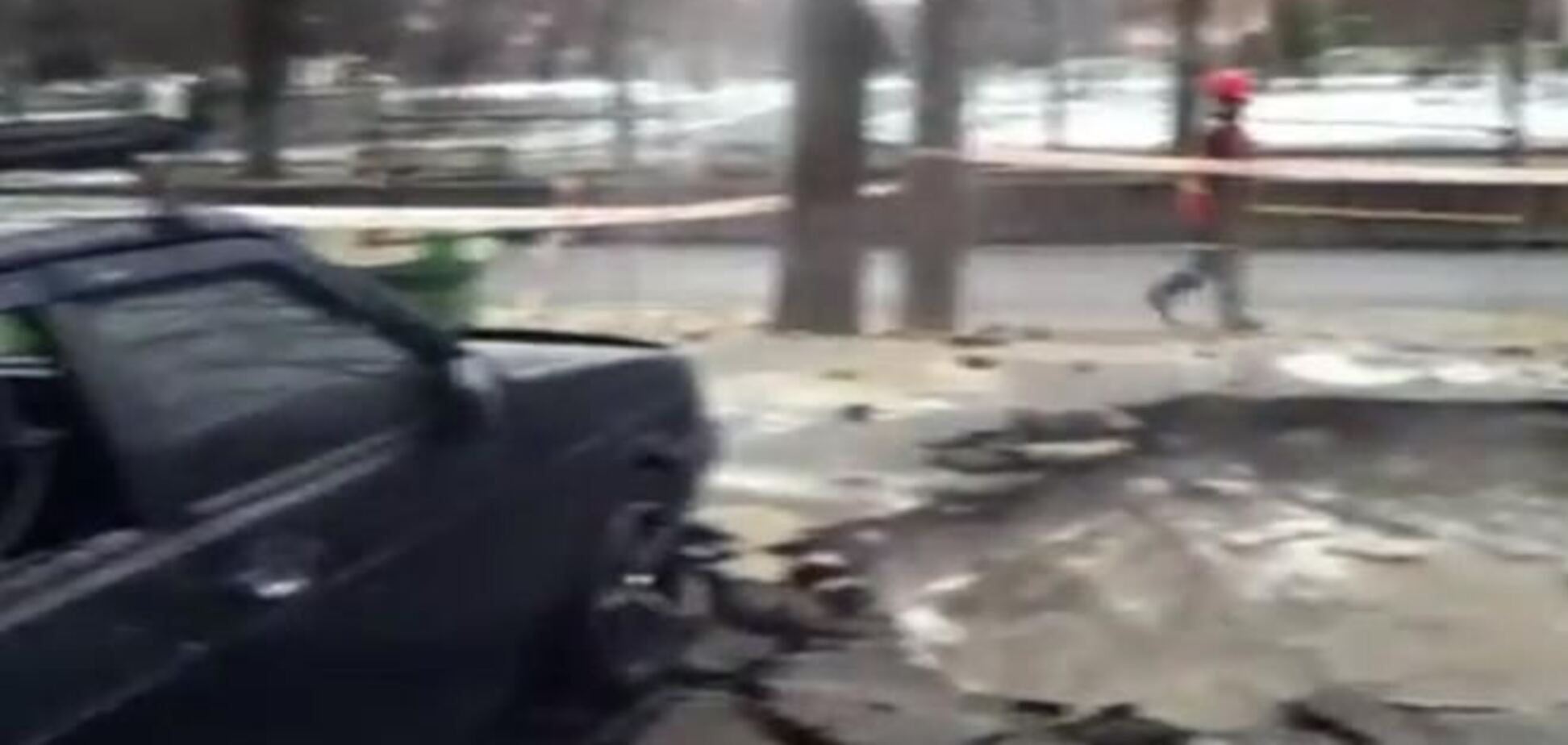 В Киеве из-за прорыва теплосети повреждены автомобили