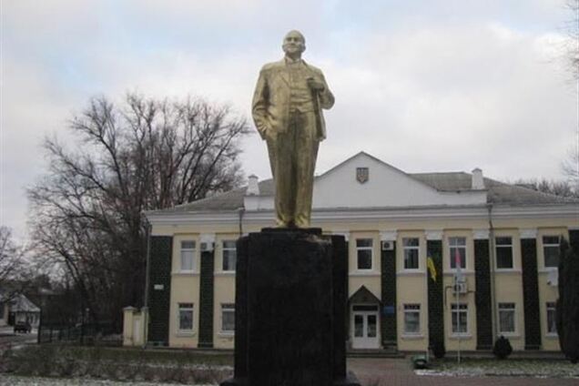 На Полтавщине восстановили памятник Ленину, поврежденный неделю назад