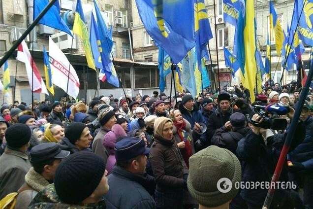 Активисты пикетируют Печерский суд в поддержку свободовцев