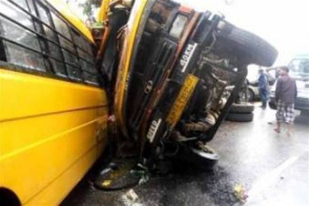 ДТП со школьным автобусом в Пакистане: погибли 18 детей