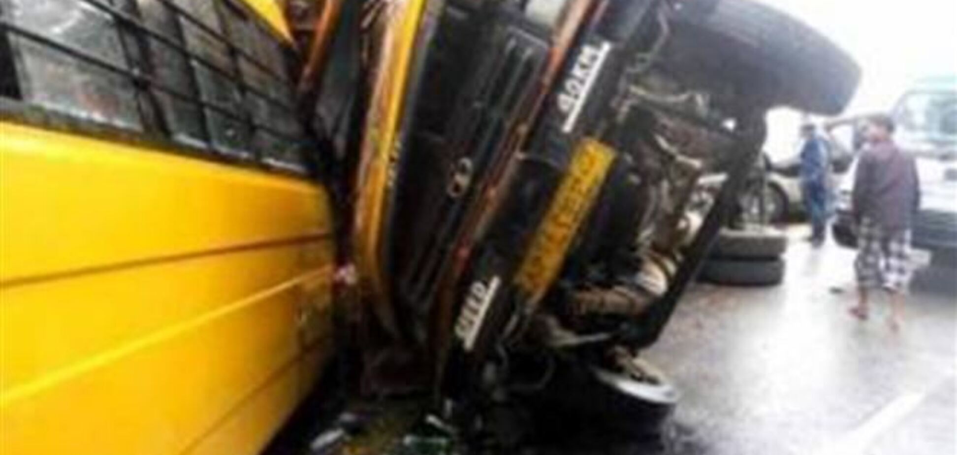 ДТП со школьным автобусом в Пакистане: погибли 18 детей