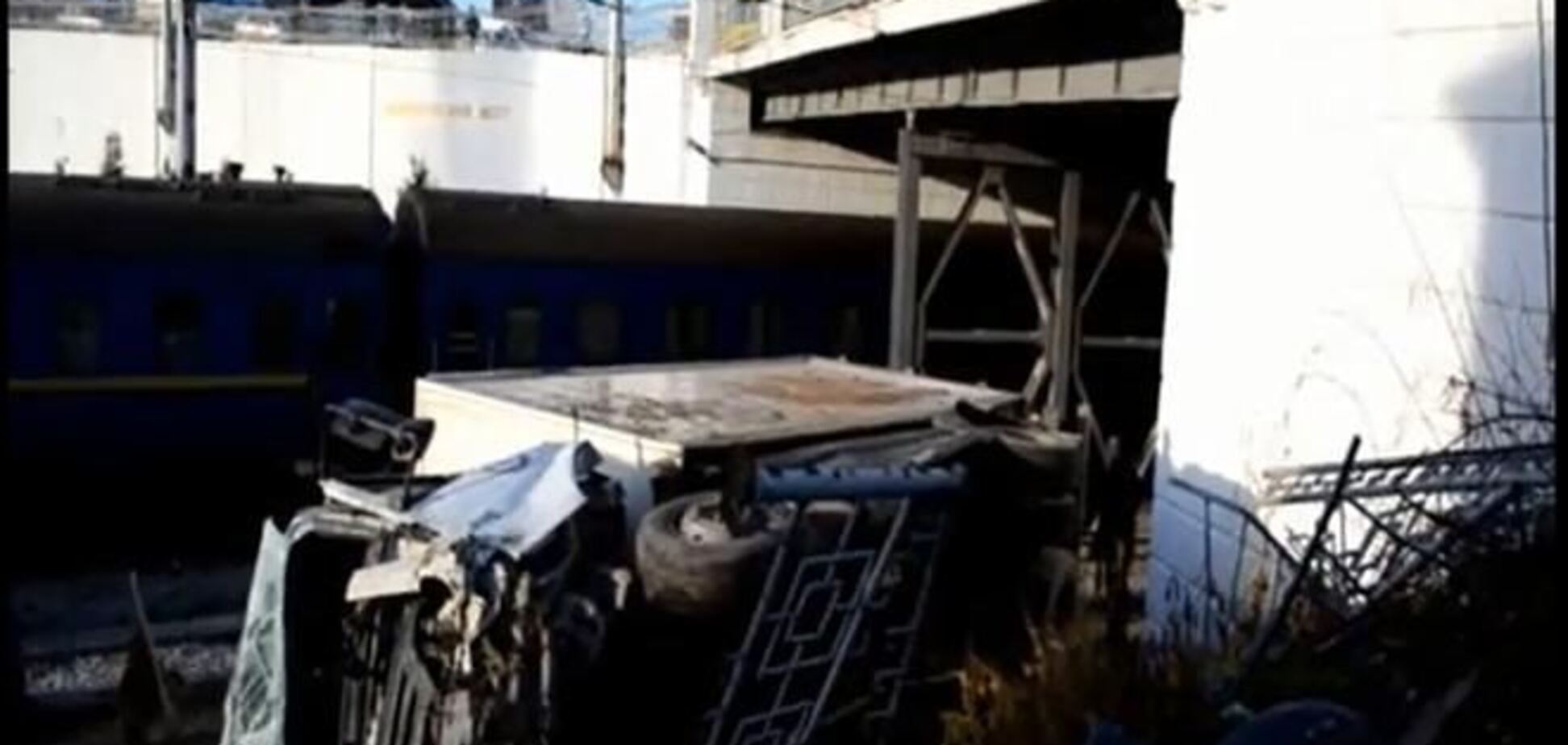 В Севастополе с железнодорожного моста упал грузовик