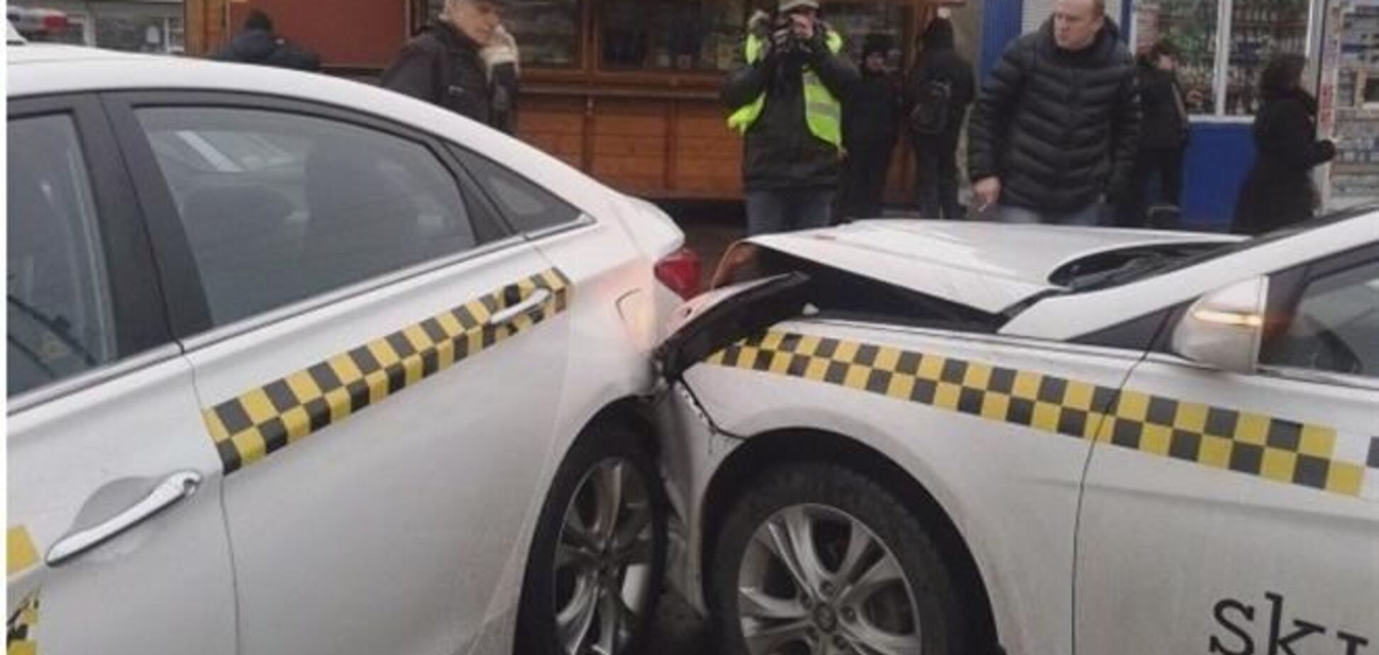 В Киеве пьяный на джипе разбил припаркованные такси