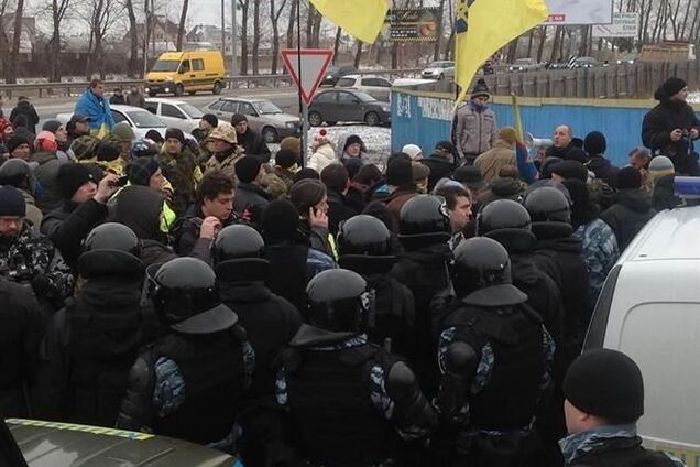 За технику для перекрытия дорог возле Межигорья селянам платят по 1 тыс.грн