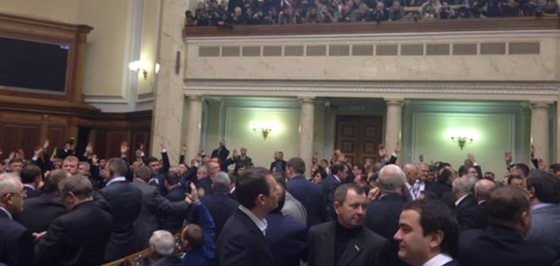 Депутаты в Раде голосовали руками