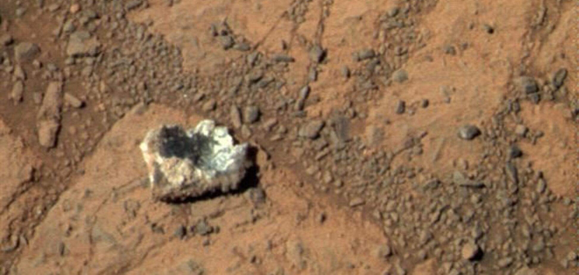 На Марсе возле ровера из ниоткуда появился камень