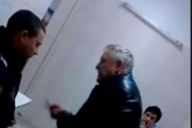 В Крыму пьяный водитель заставлял гаишников завести его автомобиль