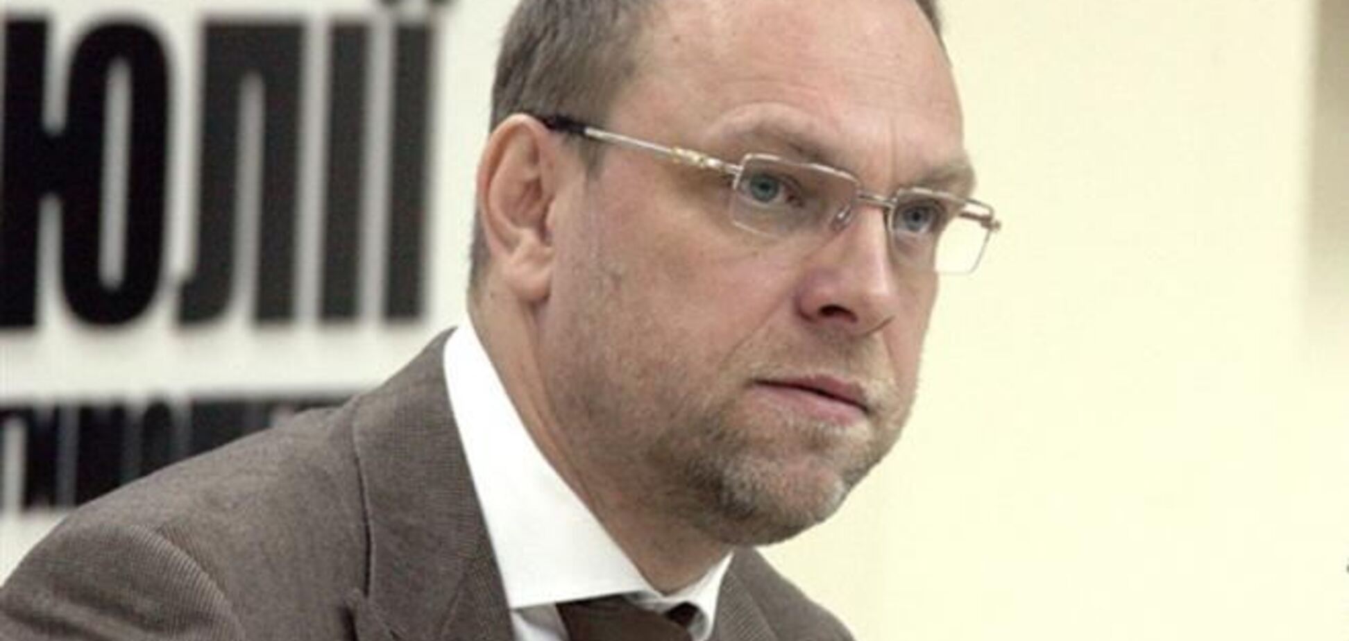 Суд частично разрешил Власенко выезжать из Киева
