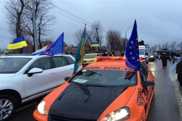 Автомайдан готовит Януковичу коридор из машин