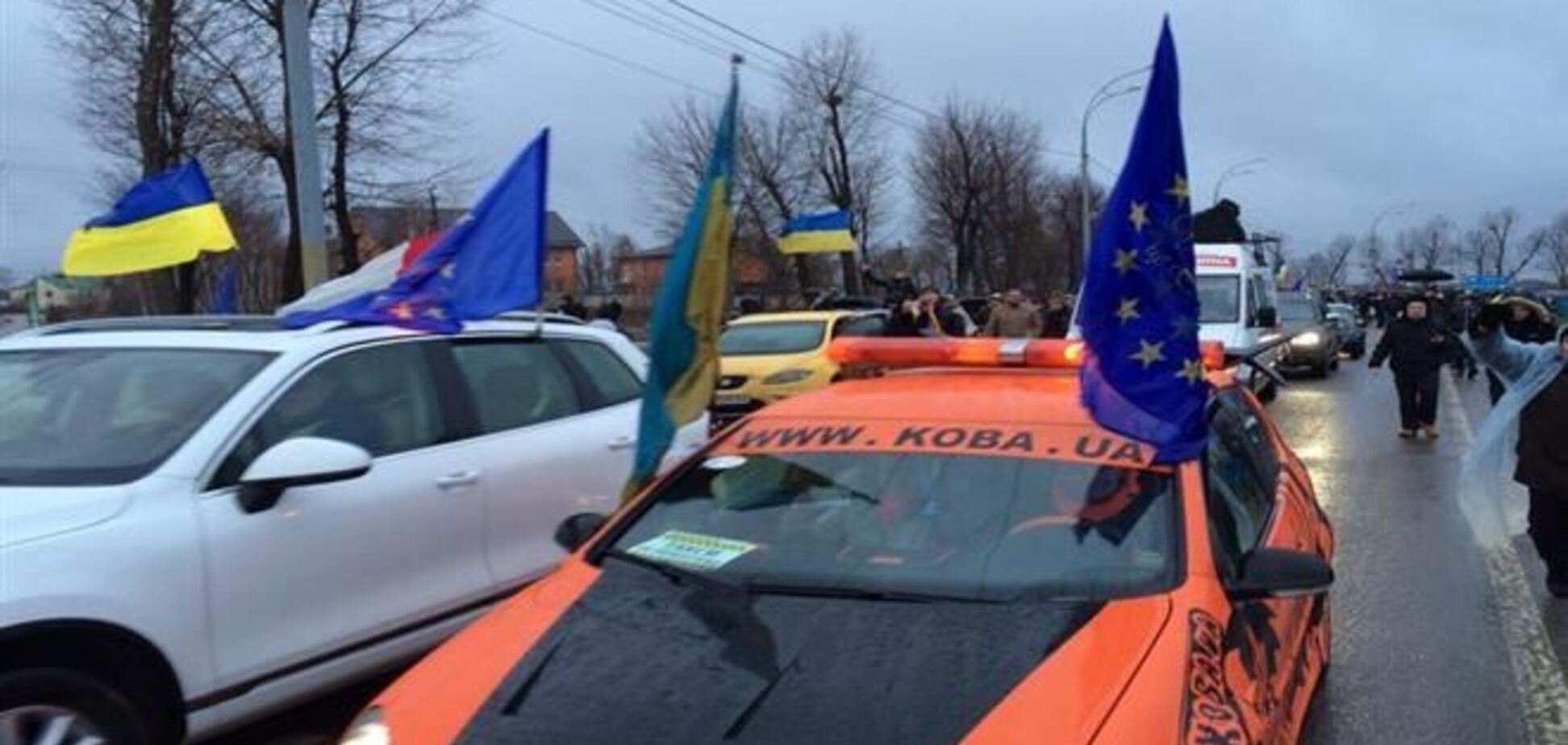 Автомайдан готовит Януковичу коридор из машин