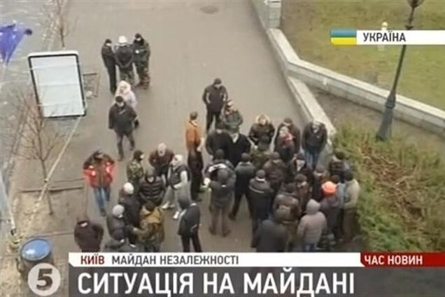 Антимайдановцы гуляют по Евромайдану и фотографируются