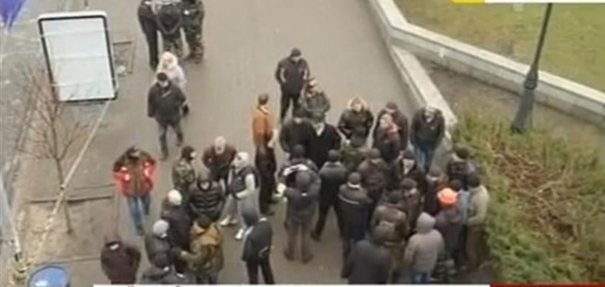 Антимайдановцы гуляют по Евромайдану и фотографируются