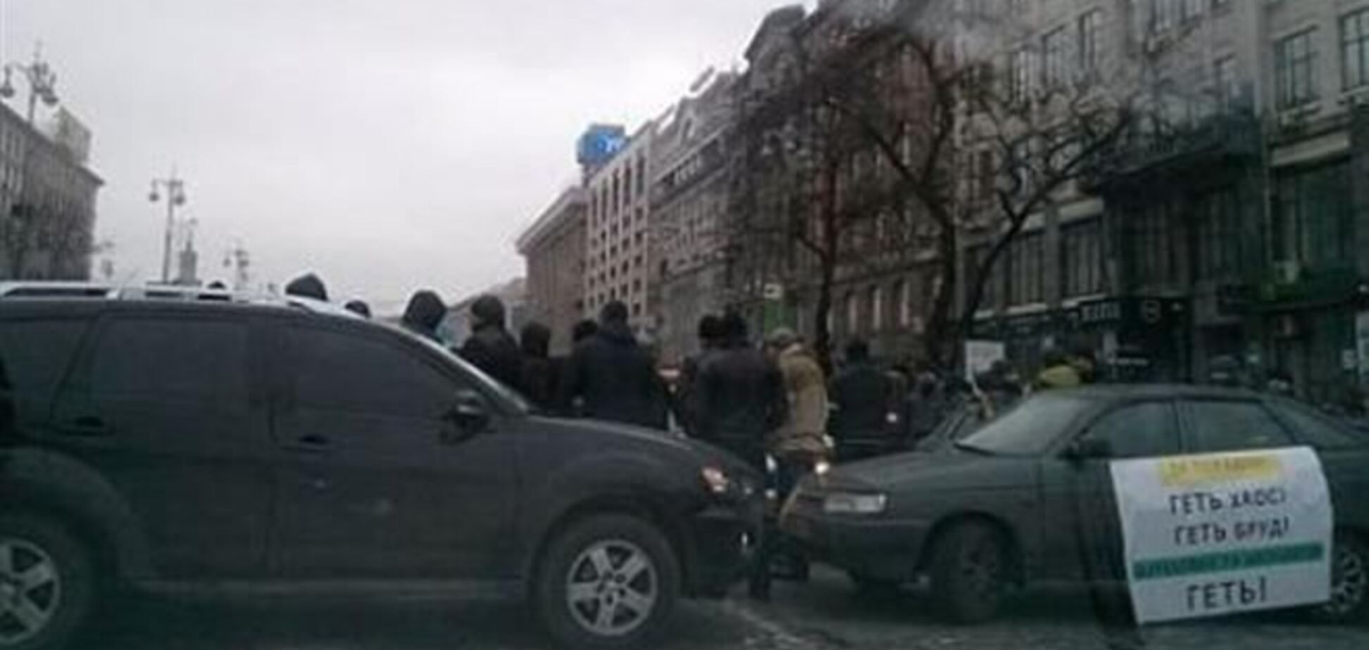 На Европейской площади Автомайдан окружили машины сторонников ПР