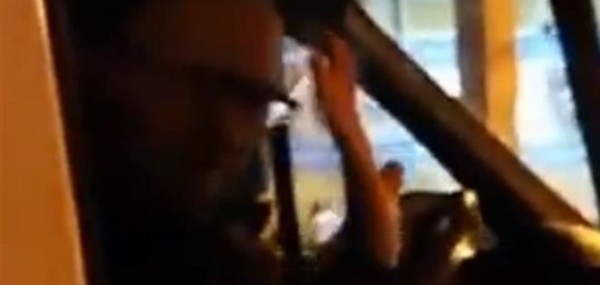 У мережі з'явилося відео, як Яценюк вивозив апаратуру перед розгоном Евромайдана