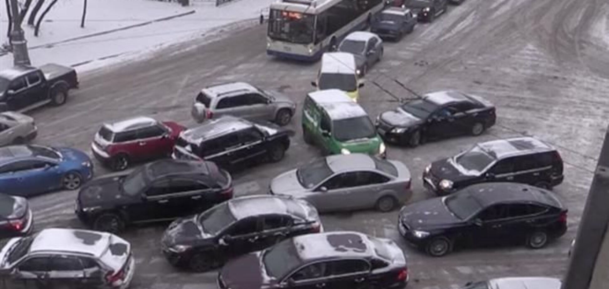 В Москве из-за непогоды за сутки случилось 1200 ДТП 