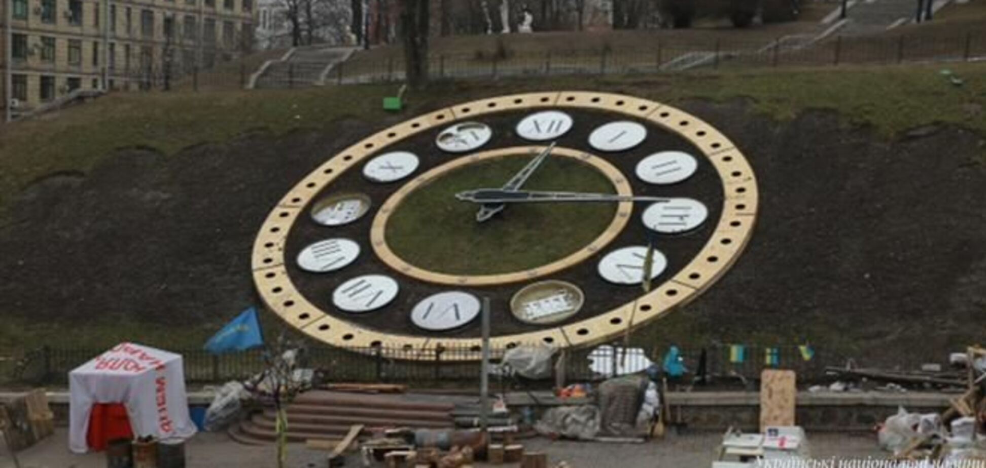 На Майдане неизвестные повредили цветочные часы
