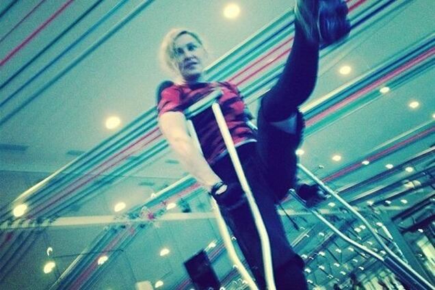 55-летняя Мадонна встала на костыли