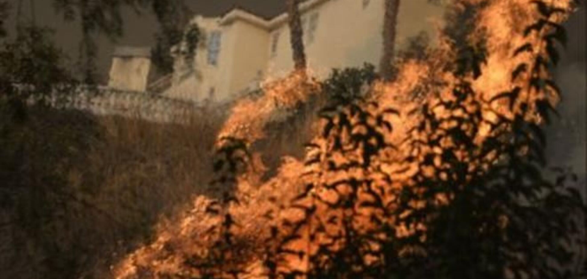 В Лос-Анджелесе бушуют лесные пожары: проводится массовая эвакуация