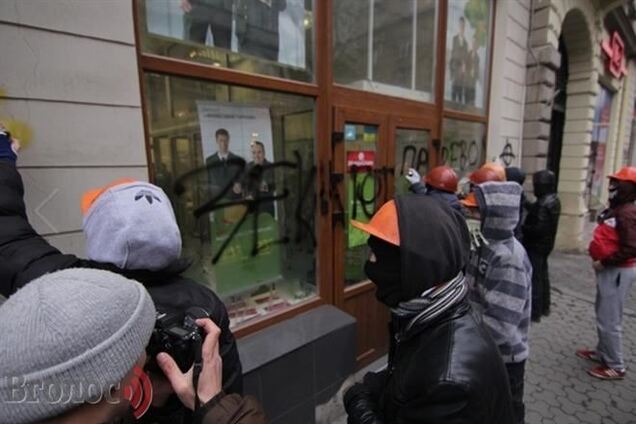 У Львові ультраправі розмалювали фарбою бізнес регіоналів