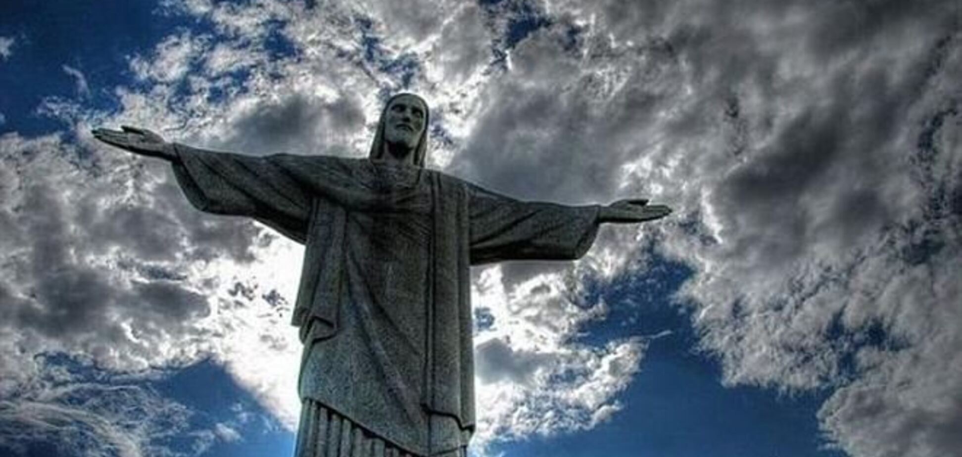 Молния отколола палец на руке статуи Христа в Бразилии